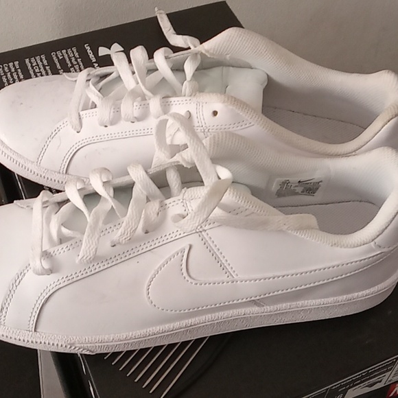 White Low cut Nike shoes - Picture 1 of 3